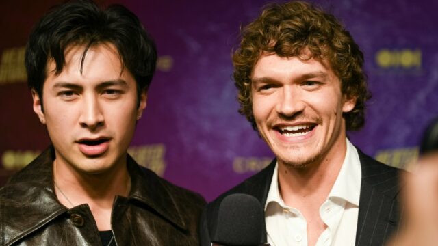 Estrelas de 'Heated Rivalry' Hudson Williams e Connor Storrie carregam a tocha olímpica na Itália
