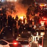 Estudantes iranianos na Austrália enfrentam 'dias mais sombrios' enquanto economia atinge mínimo histórico