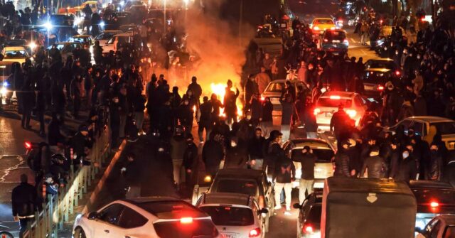 Estudantes iranianos na Austrália enfrentam 'dias mais sombrios' enquanto economia atinge mínimo histórico
