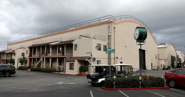 Estúdios independentes lutam para se manter à tona enquanto a produção de filmes e TV fica atrasada
