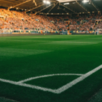 Uma fotografia em close de um estádio de futebol. Estudo focado na Copa do Mundo de 2026 mostra que 19% das pessoas planejam apostar pela primeira vez