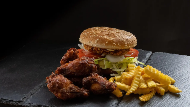 Estudo indiano mostra que programas escolares podem reduzir a ingestão de junk food em 1.000 calorias
