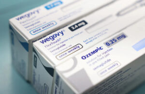 Estudo revela quão rápido o peso retorna após o fim dos medicamentos GLP-1 Uma caixa de Ozempic e conteúdo.