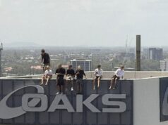 ‘Estupidez em ação’: adolescentes australianos criticados por uma manobra aterrorizante em um arranha-céu na Gold Coast Um grupo de oito meninos é visto se equilibrando no topo do Oaks Gold Coast Hotel na sexta-feira