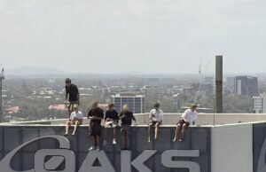 ‘Estupidez em ação’: adolescentes australianos criticados por uma manobra aterrorizante em um arranha-céu na Gold Coast Um grupo de oito meninos é visto se equilibrando no topo do Oaks Gold Coast Hotel na sexta-feira