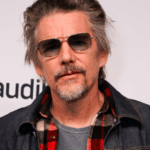 Ethan Hawke sobre como fazer suas próprias acrobacias no drama de Sundance 'The Weight' e conselhos para Maya Hawke após o término de 'Stranger Things': 'É hora de seguir em frente. Não olhe para trás'