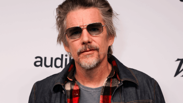 Ethan Hawke sobre como fazer suas próprias acrobacias no drama de Sundance 'The Weight' e conselhos para Maya Hawke após o término de 'Stranger Things': 'É hora de seguir em frente. Não olhe para trás'
