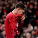 Darren Fletcher recebe cartão amarelo do árbitro Simon Hooper após a partida da terceira rodada da FA Cup entre Manchester United e Brighton and Hove Albion em Old Trafford em 2026 em Manchester, Inglaterra.