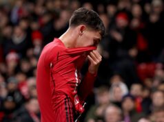 ‘Eu preferiria’… Mark Clattenburg discorda da forma como o árbitro lidou com o cartão vermelho de Shea Lacey pelo Man United Darren Fletcher recebe cartão amarelo do árbitro Simon Hooper após a partida da terceira rodada da FA Cup entre Manchester United e Brighton and Hove Albion em Old Trafford em 2026 em Manchester, Inglaterra.