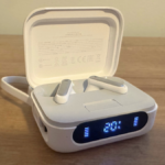 Um par de fones de ouvido Soundcore P41i