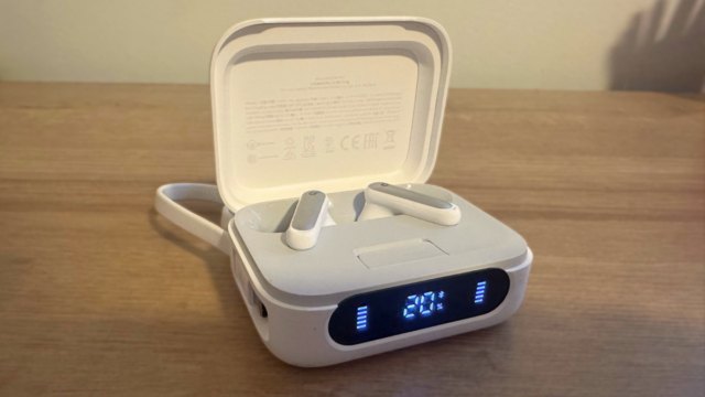 Um par de fones de ouvido Soundcore P41i