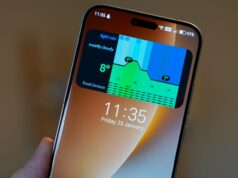 Eu realmente me apaixonei por esse widget de clima legal e agora estou excluindo-o Uma mulher verificando seu telefone cercada por widgets meteorológicos flutuantes que exibem avisos de temperatura e qualidade do ar em um fundo vermelho.