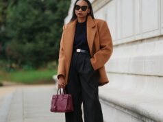 Eu trabalho em casa e me recuso a usar ‘calças de verdade’ – 15 estilos do dia a dia que parecem pijamas PARIS, FRANÇA - 31 DE DEZEMBRO: Yuwei Zhangzou usa cabelo preso em um rabo de cavalo trançado baixo, maquiagem com tez uniforme, sobrancelhas definidas e batom, fones de ouvido de arame, óculos de sol prateados ovais com lentes escuras da Celine, uma jaqueta de couro bomber marrom grande com gola alta e fecho de correr frontal, calça esportiva marrom de perna reta da Alo, uma pequena bolsa estruturada de shearling bege e marrom fofa com alça superior da Loro Piana, branca sapatos forrados de shearling com painéis de camurça marrom, cadarços contrastantes e sola plana de borracha da Moon Boot, segura um telefone celular, durante uma sessão de fotos de moda de rua, em 31 de dezembro de 2025 em Paris, França. (Foto de Edward Berthelot/Getty Images)