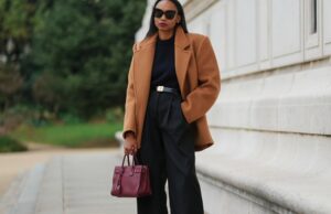 Eu trabalho em casa e me recuso a usar ‘calças de verdade’ – 15 estilos do dia a dia que parecem pijamas PARIS, FRANÇA - 31 DE DEZEMBRO: Yuwei Zhangzou usa cabelo preso em um rabo de cavalo trançado baixo, maquiagem com tez uniforme, sobrancelhas definidas e batom, fones de ouvido de arame, óculos de sol prateados ovais com lentes escuras da Celine, uma jaqueta de couro bomber marrom grande com gola alta e fecho de correr frontal, calça esportiva marrom de perna reta da Alo, uma pequena bolsa estruturada de shearling bege e marrom fofa com alça superior da Loro Piana, branca sapatos forrados de shearling com painéis de camurça marrom, cadarços contrastantes e sola plana de borracha da Moon Boot, segura um telefone celular, durante uma sessão de fotos de moda de rua, em 31 de dezembro de 2025 em Paris, França. (Foto de Edward Berthelot/Getty Images)