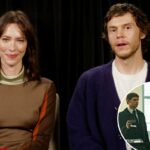 Evan Peters admite que os programas de Ryan Murphy são 'incrivelmente difíceis' de trabalhar - já que eles se unem para 'The Beauty'