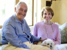 Ex-CEO de banco doa US$ 171 milhões para hospital veterinário depois que este cuidou de seu cachorro Sandy e Joan Weill fotografadas com seu cachorro Angel, que recebeu tratamento para linfoma no Hospital UC Davis em 2018.