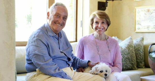 Sandy e Joan Weill fotografadas com seu cachorro Angel, que recebeu tratamento para linfoma no Hospital UC Davis em 2018.