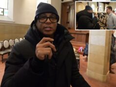 Ex-apresentador da CNN, Don Lemon, preso por invasão de igreja em Minnesota Don Lemon usando óculos e uma gola alta azul enquanto fala ao microfone.