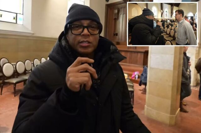 Don Lemon usando óculos e uma gola alta azul enquanto fala ao microfone.