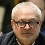 O ex-senador francês Joel Guerriau chega ao tribunal, em Paris, segunda-feira, 26 de janeiro de 2026. (AP Photo/Thomas Padilla)