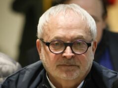 Ex-senador francês afirma que acidentalmente serviu bebida misturada com MDMA ao legislador O ex-senador francês Joel Guerriau chega ao tribunal, em Paris, segunda-feira, 26 de janeiro de 2026. (AP Photo/Thomas Padilla)