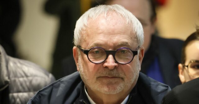 O ex-senador francês Joel Guerriau chega ao tribunal, em Paris, segunda-feira, 26 de janeiro de 2026. (AP Photo/Thomas Padilla)