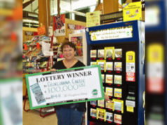 Ex-vencedor da Powerball acusado de roubar US$ 73 mil para supostamente apoiar atividades de jogos de azar Ex-vencedor da Powerball acusado de roubar US$ 73 mil para alimentar o vício do jogo. Georgianna M. Carter está dentro de uma loja de conveniência sorrindo e segurando um grande cheque cerimonial após ganhar um prêmio da loteria Powerball.