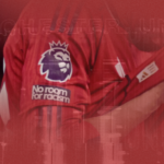 Murillo gesticula para companheiro de equipe.