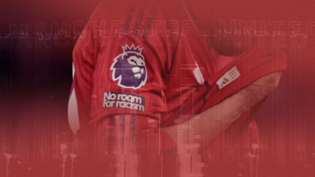 Murillo gesticula para companheiro de equipe.