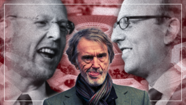 Uma visão detalhada de um garfo do diabo com os rostos dos proprietários do Manchester United, Avram Glazer, Jim Ratcliffe, Joel Glazer e Malcolm Glazer, enquanto torcedores protestavam do lado de fora do estádio antes da partida da Premier League entre Manchester United FC e Aston Villa FC, em Old Trafford, em 25 de maio de 2025