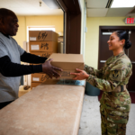 Exército dos EUA anuncia que está descartando um item de uniforme feminino para sempre