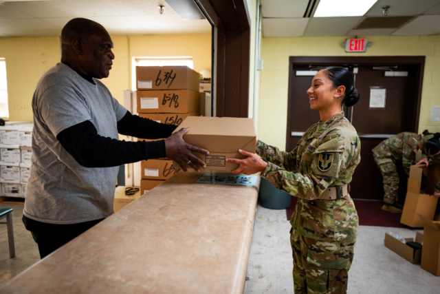 Exército dos EUA anuncia que está descartando um item de uniforme feminino para sempre
