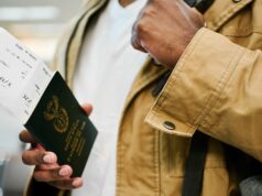 Expatriados sul-africanos instados a renovar passaportes em meio a decisão do tribunal de cidadania Close-up do viajante masculino de férias segurando seu passaporte e cartão de embarque no aeroporto