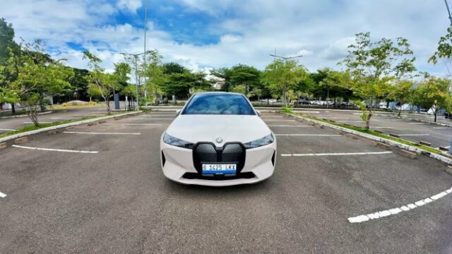 Experimente o BMW iX xDrive45, seu desempenho e eficiência irão surpreendê-lo
