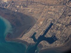 Explosão abala porto iraniano de Bandar Abbas Uma vista aérea da costa iraniana e do porto de Bandar Abbas, no estreito de Ormuz, no Irã.