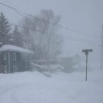 Ventos fortes levantam neve em Lowville, Nova York, na sexta-feira