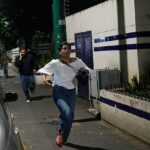 Pedestres correm após explosões serem ouvidas em Caracas