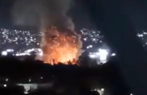 Explosões ressoam em Caracas enquanto helicópteros de operações especiais dos EUA sobrevoam a cidade (atualizado) ��