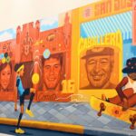 O artista Emilio Cortez exibe seu mural,