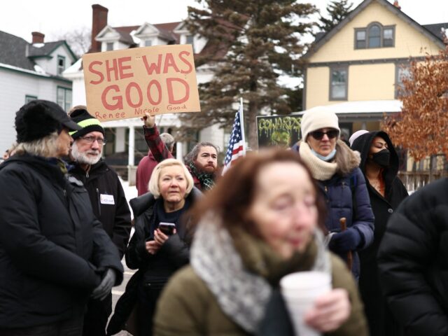 Manifestantes se reúnem na rua onde Renee Nicole Good, de 37 anos, foi baleada e morta à queima-roupa em 7 de janeiro por um agente do Departamento de Imigração e Alfândega dos EUA (ICE) enquanto ela aparentemente tentava se afastar de agentes que estavam aglomerados ao redor de seu carro, em Minneapolis, Minnesota, em 8 de janeiro de 2026.