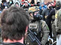 FBI não cooperará com investigadores estaduais no caso de tiroteio no ICE de Minneapolis Agentes do ICE fortemente armados enfrentam manifestantes em Minnesota.