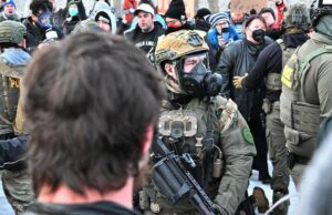 FBI não cooperará com investigadores estaduais no caso de tiroteio no ICE de Minneapolis Agentes do ICE fortemente armados enfrentam manifestantes em Minnesota.