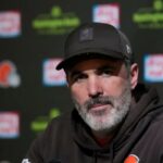 O técnico do Cleveland Browns, Kevin Stefanski, falando durante uma entrevista coletiva.