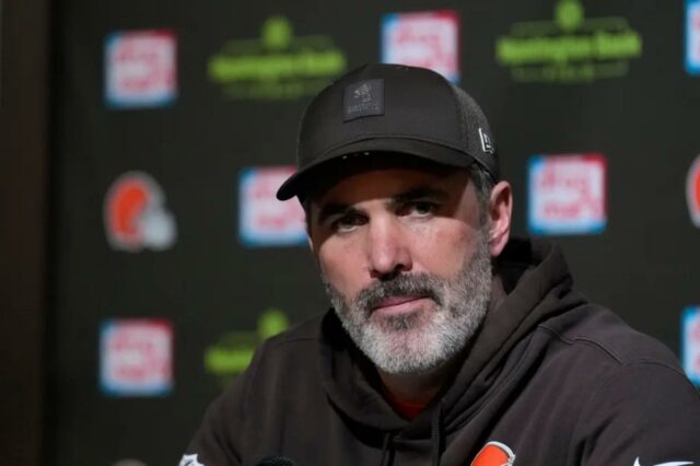 O técnico do Cleveland Browns, Kevin Stefanski, falando durante uma entrevista coletiva.