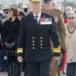 Jonathan Carley, 65 anos, provocou fúria após depositar uma coroa de flores na cerimônia em Llandudno, Gales do Norte, vestido com uniforme de contra-almirante e 12 medalhas presas na jaqueta