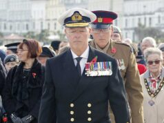 ‘Falso almirante’ que invadiu o evento Remembrance gabou-se aos vizinhos de que era um ESPIÃO que ‘estava monitorando os russos’ para a OTAN Jonathan Carley, 65 anos, provocou fúria após depositar uma coroa de flores na cerimônia em Llandudno, Gales do Norte, vestido com uniforme de contra-almirante e 12 medalhas presas na jaqueta