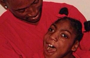 Família recebe US$ 4,8 milhões depois que mulher é declarada morta e encontrada viva em um saco para cadáveres Timesha Beauchamp, com seu irmão Steven Thompson, foi declarada morta apenas para ser encontrada viva em uma funerária.