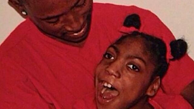 Timesha Beauchamp, com seu irmão Steven Thompson, foi declarada morta apenas para ser encontrada viva em uma funerária.