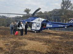 Família resgatada de incêndio florestal após se abrigar em contêiner A Oficial de Voo Tático da Air Wing LSC Brittany Smith disse que eles estavam