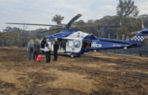 Família resgatada de incêndio florestal após se abrigar em contêiner A Oficial de Voo Tático da Air Wing LSC Brittany Smith disse que eles estavam